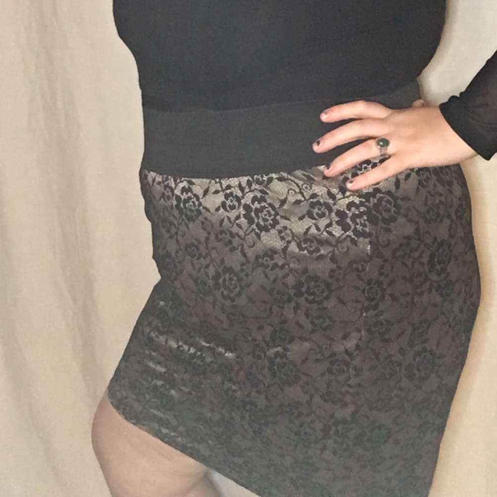 Pencil skirt with lace detail